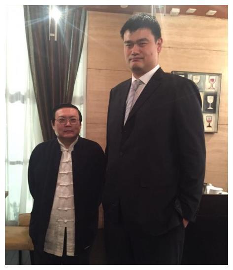 年近半百的梁宏达与自己的老婆近照曝光，但是网友的焦点在这里！