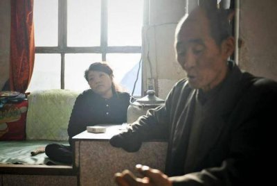 ​实拍特殊“老夫少妻”的私下真实生活, 催人泪下的点点滴滴!