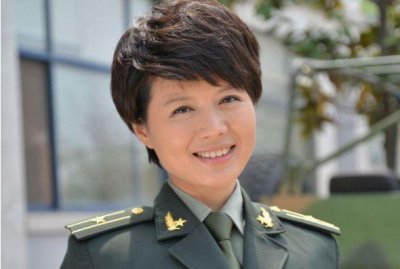 ​她用21年捧红丈夫，自己却遭分手，离婚后跟儿子相依为命