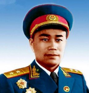 ​这才是真实的“李云龙”，年轻时英俊帅气，图5和漂亮老婆韩岫岩