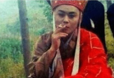 ​7张经典照片,法海搂着白娘子,雕兄摘下了面具,周星驰牵手黄圣依
