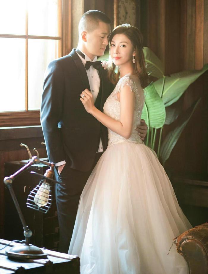 李彩桦宣布婚讯，老公背影显赫，拥有价值11亿北京四合院