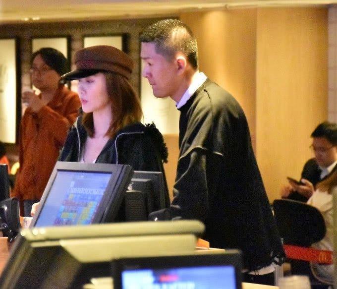 李彩桦宣布婚讯，老公背影显赫，拥有价值11亿北京四合院
