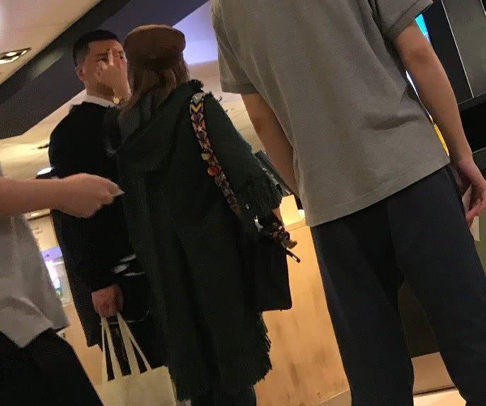 李彩桦宣布婚讯，老公背影显赫，拥有价值11亿北京四合院