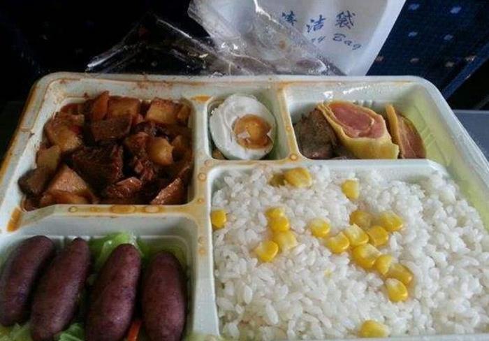 高铁上有15元的快餐，为什么很少有人吃过呢？可算知道原因了