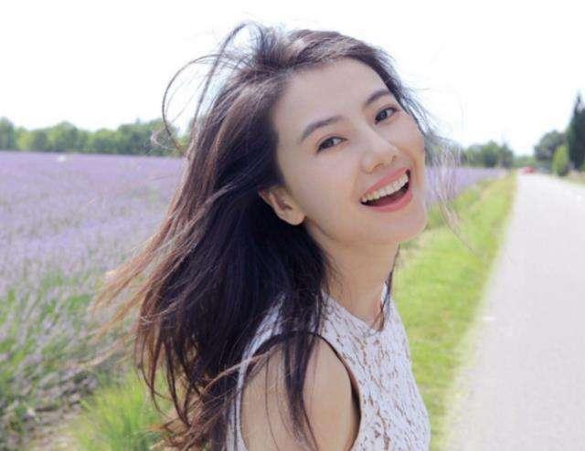 19岁第一次上快本的高圆圆，太太太太清纯了吧！