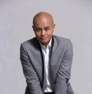 ​“金牌主持”乐嘉：喝酒耍疯,狂怼金星遭封杀,如今他怎么样了?