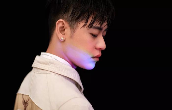 27岁张云雷竟也是个潮男？拍时尚封面文艺酷帅无缝对接，帅到惊艳
