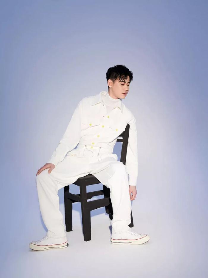 27岁张云雷竟也是个潮男？拍时尚封面文艺酷帅无缝对接，帅到惊艳