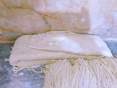 ​杠子面是西和县的传统特色小吃之一，与西和锅盔齐名