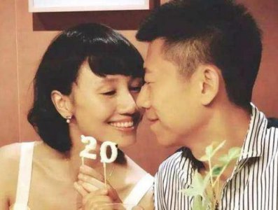 ​袁泉夏雨穿情侣衫低调秀恩爱，女儿身材修长乖巧推箱秀长腿