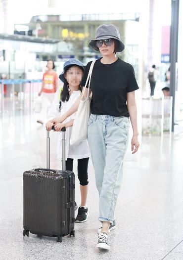 袁泉夏雨穿情侣衫低调秀恩爱，女儿身材修长乖巧推箱秀长腿