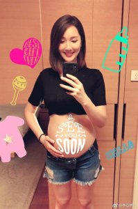 ​李亚男首次晒出女儿正面照，网友大赞：就喜欢这种大大方方的晒娃