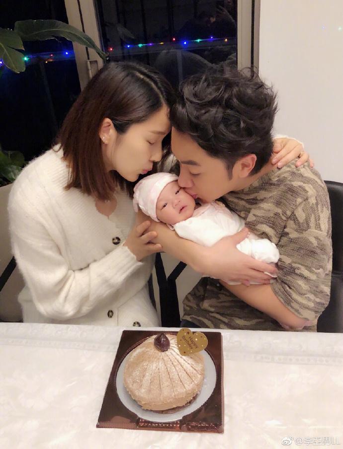 李亚男首次晒出女儿正面照，网友大赞：就喜欢这种大大方方的晒娃
