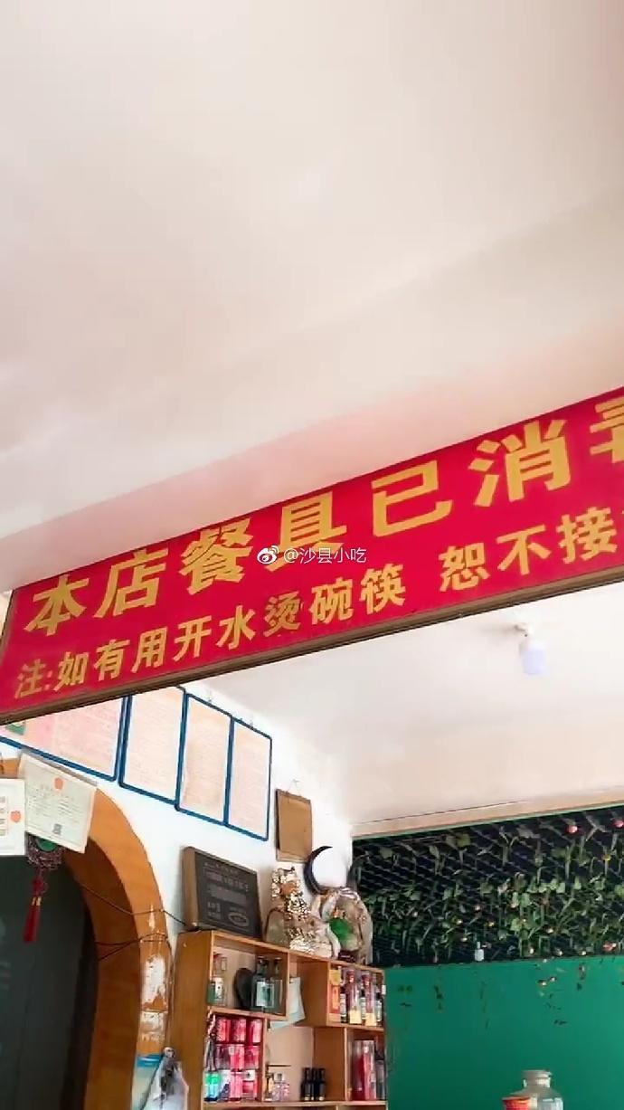 囧哥:男子腿卡护栏 大声呼救被当耍酒疯 金鸡独立一整晚