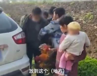 囧哥:男子腿卡护栏 大声呼救被当耍酒疯 金鸡独立一整晚