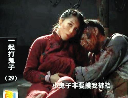 囧哥:男子腿卡护栏 大声呼救被当耍酒疯 金鸡独立一整晚