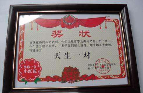 囧哥:男子腿卡护栏 大声呼救被当耍酒疯 金鸡独立一整晚