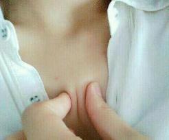 囧哥:男子腿卡护栏 大声呼救被当耍酒疯 金鸡独立一整晚