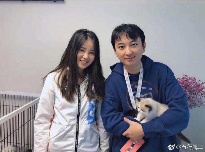 囧哥:男子腿卡护栏 大声呼救被当耍酒疯 金鸡独立一整晚