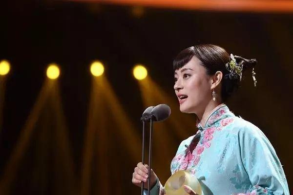 萌翻众人丨孙俪上海公园拍新剧，等等小花妹妹探班正脸曝光：一个像爸爸一个像妈妈！