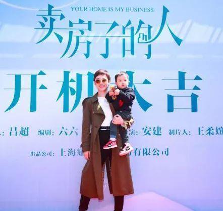 萌翻众人丨孙俪上海公园拍新剧，等等小花妹妹探班正脸曝光：一个像爸爸一个像妈妈！