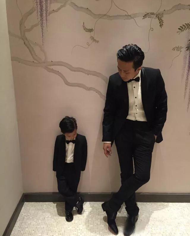 萌翻众人丨孙俪上海公园拍新剧，等等小花妹妹探班正脸曝光：一个像爸爸一个像妈妈！
