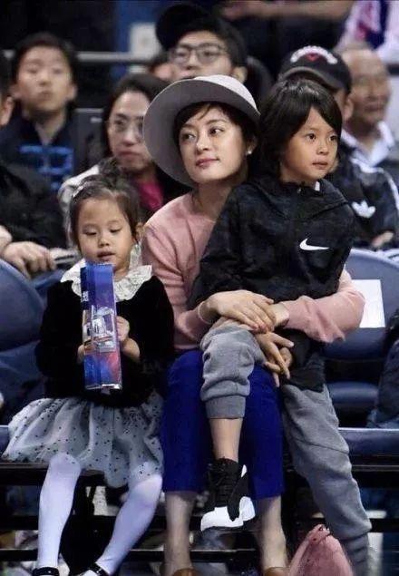 萌翻众人丨孙俪上海公园拍新剧，等等小花妹妹探班正脸曝光：一个像爸爸一个像妈妈！