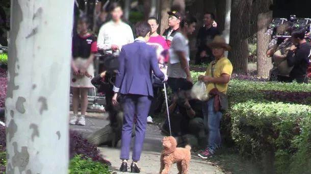 萌翻众人丨孙俪上海公园拍新剧，等等小花妹妹探班正脸曝光：一个像爸爸一个像妈妈！