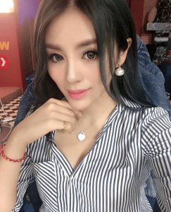 ​张琪格晒泳装照，完美身材令人人羡慕，真正的肤白貌美大长腿！