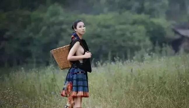 这个民族的女性从不穿内衣! 而且女性地位很高!