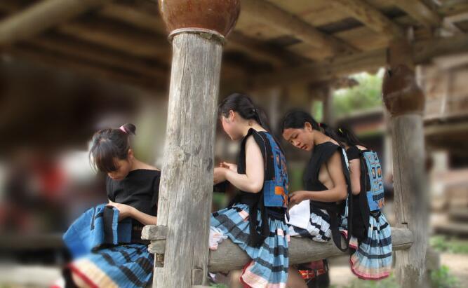 这个民族的女性从不穿内衣! 而且女性地位很高!