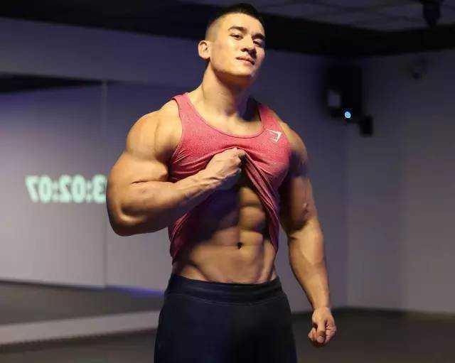通过健身，逆袭成肌肉男的黄种人，媲美欧美肌肉男！
