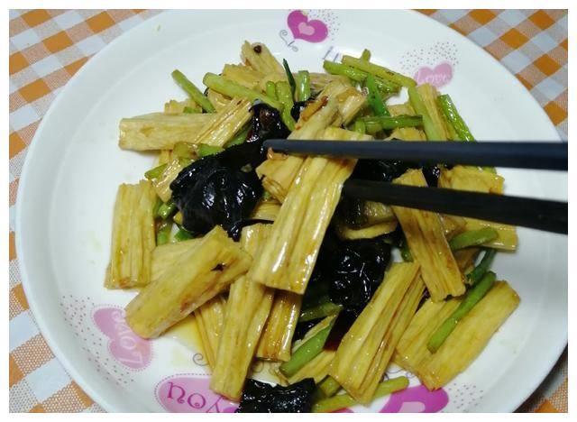 快手小炒家常菜，木耳炒腐竹，软嫩爽口又营养，好吃开胃更下饭