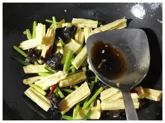 快手小炒家常菜，木耳炒腐竹，软嫩爽口又营养，好吃开胃更下饭