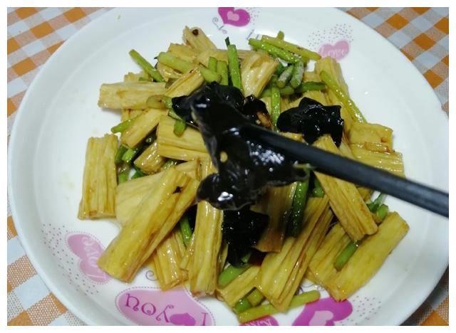 快手小炒家常菜，木耳炒腐竹，软嫩爽口又营养，好吃开胃更下饭