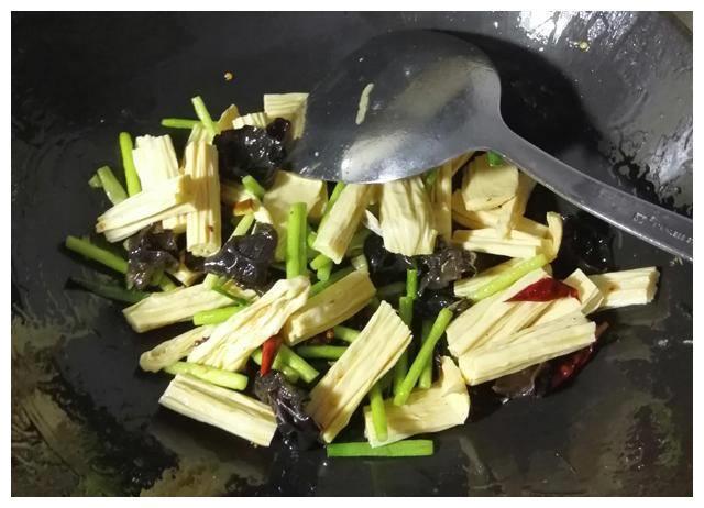快手小炒家常菜，木耳炒腐竹，软嫩爽口又营养，好吃开胃更下饭