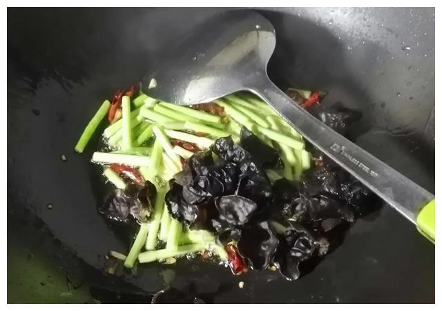 快手小炒家常菜，木耳炒腐竹，软嫩爽口又营养，好吃开胃更下饭