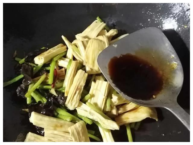 快手小炒家常菜，木耳炒腐竹，软嫩爽口又营养，好吃开胃更下饭