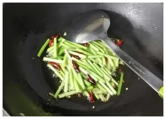 快手小炒家常菜，木耳炒腐竹，软嫩爽口又营养，好吃开胃更下饭
