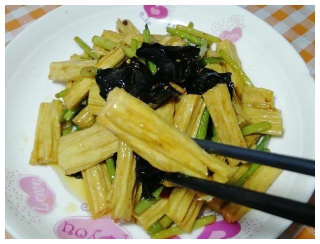 快手小炒家常菜，木耳炒腐竹，软嫩爽口又营养，好吃开胃更下饭