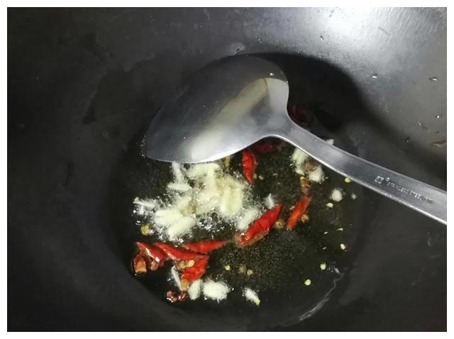 快手小炒家常菜，木耳炒腐竹，软嫩爽口又营养，好吃开胃更下饭