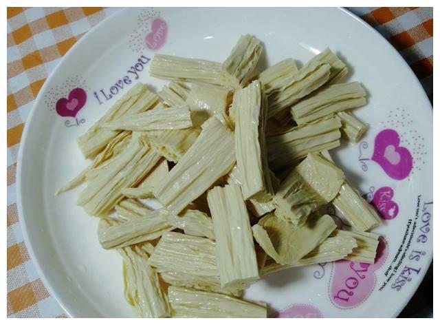 快手小炒家常菜，木耳炒腐竹，软嫩爽口又营养，好吃开胃更下饭