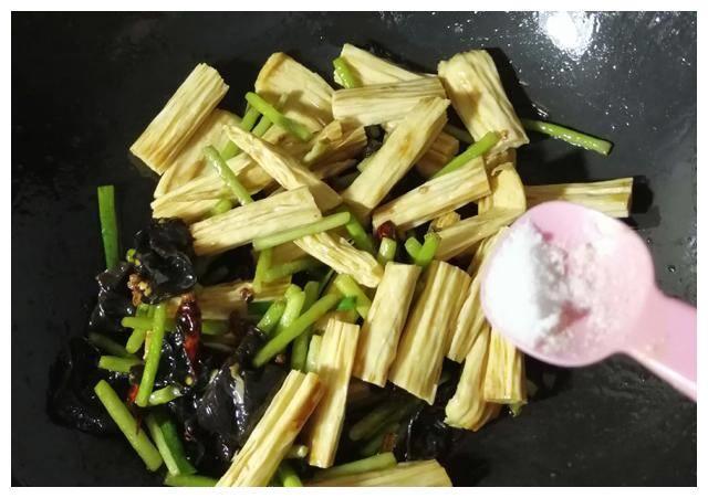 快手小炒家常菜，木耳炒腐竹，软嫩爽口又营养，好吃开胃更下饭