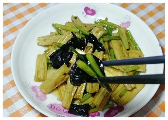 快手小炒家常菜，木耳炒腐竹，软嫩爽口又营养，好吃开胃更下饭