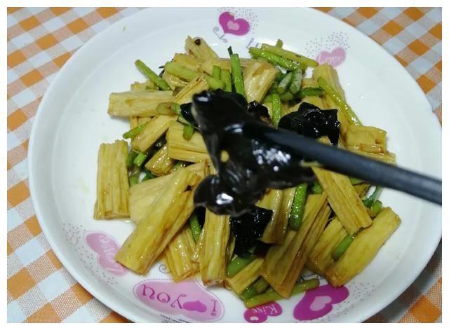 快手小炒家常菜，木耳炒腐竹，软嫩爽口又营养，好吃开胃更下饭