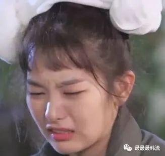 她这是被歧视了？