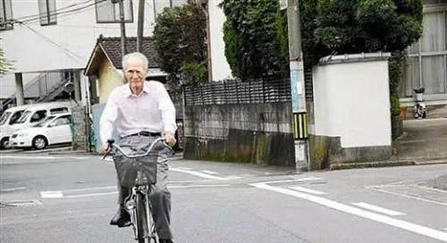 第一位向中国道歉的日本首相，退休后生活清苦，经常骑车上街买菜