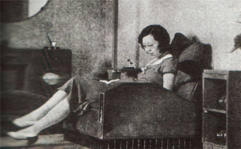 分手后她去送新婚祝福，此后单身50年，79岁终于等来初恋求婚