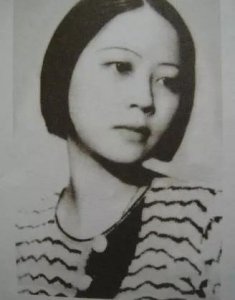 ​分手后她去送新婚祝福，此后单身50年，79岁终于等来初恋求婚